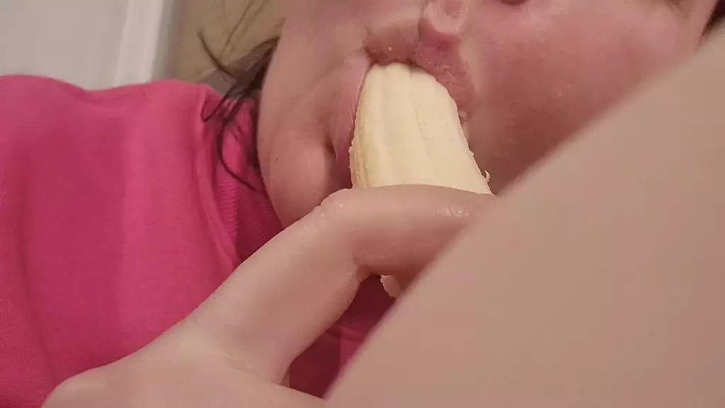 couple vore - i eat a banana from my friend s pussy - exploring stomach digestion banana with pillcam