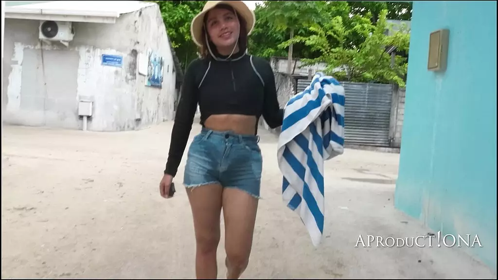 marina gold wetting her jeans shorts on the island