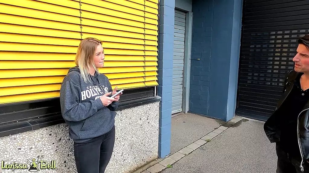 german blonde gets recognized on the street and invites him for having sex imediatly