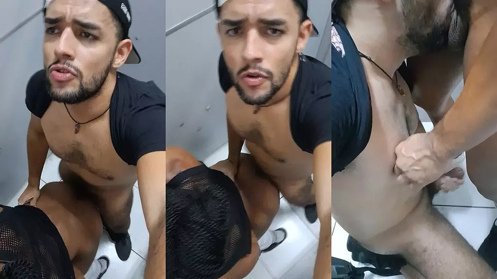 gays no banheiro transando gostoso sem camisinha