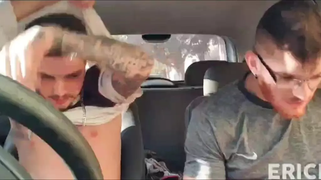 dois amigos batendo punheta dentro do carro no centro de sao paulo