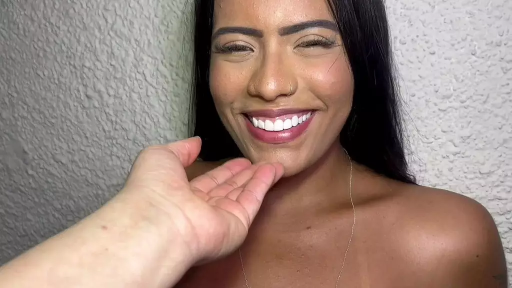 o namorado dela nao gosta de beijo grego, entao ela resolveu gravar um video porno e mostrar pra ele como e gostoso