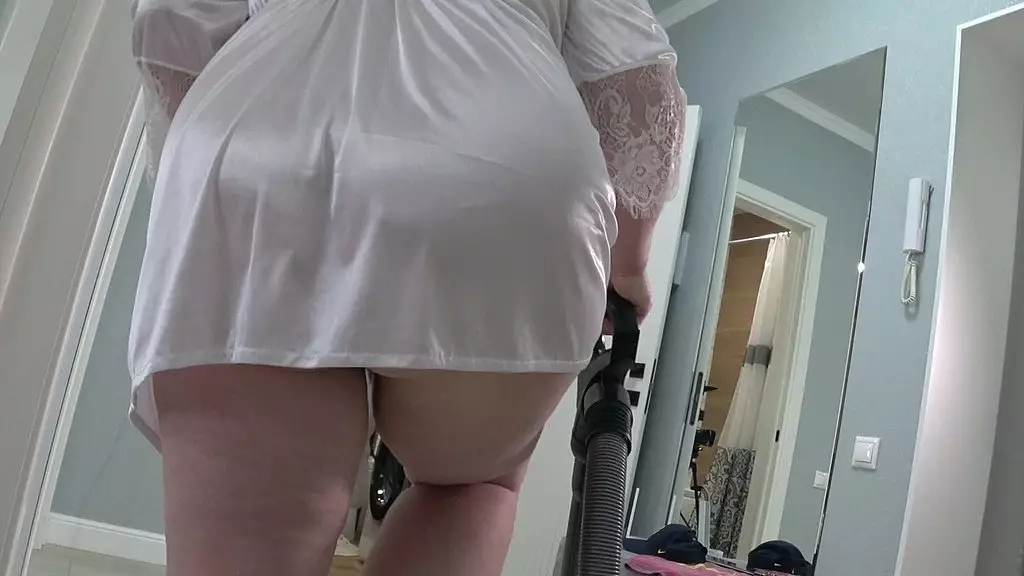 big ass under a short robe. busty mature housewife with hairy pussy behind the scenes. homemade. pawg. bbw. milf.