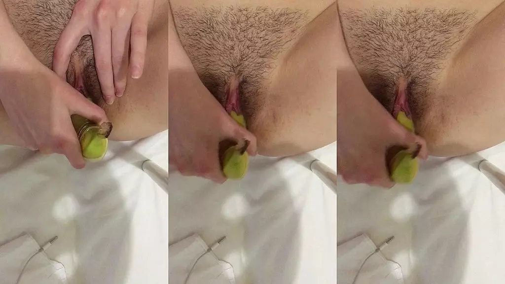 fucked a very wet juicy pussy with a banana! Look what a juicy pussy!