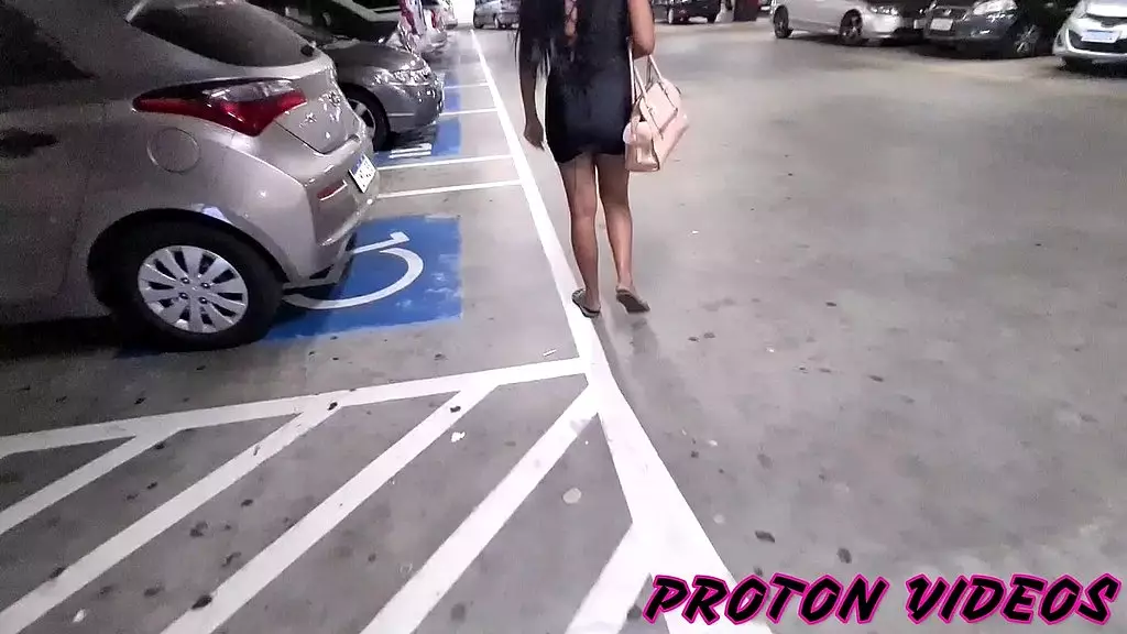 approached this long hair brunnette latina while shopping and she gave up the ass without condom