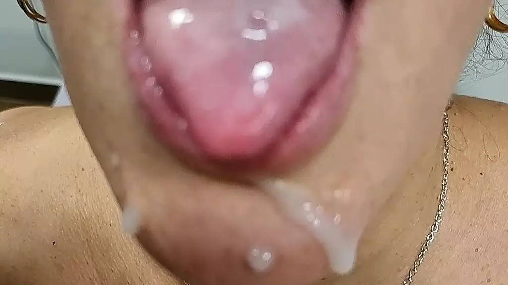 massive cumshot in my wife´s mouth a lot of cum in mouth real amateur husband films wife - jerking and loud real amateur facial karina and lucas