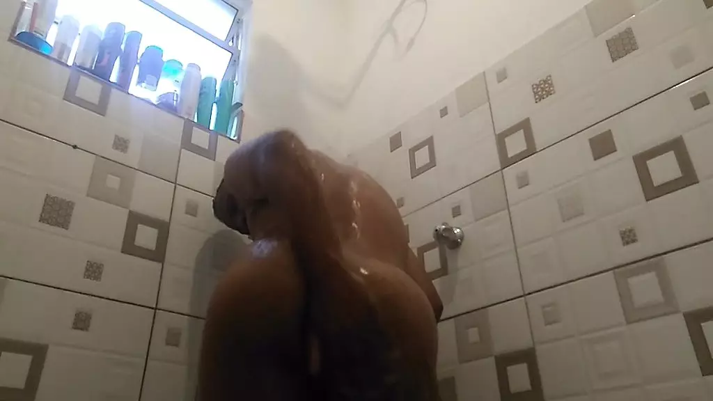 mostrando a bunda no banho e enfiando o brinquedo no cu