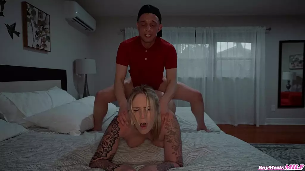 successful pizza delivery ends in subgirl getting creampied