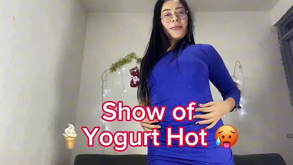 bathed in yogurt milk. i make an explicit show to an american guy i met through a dating app, i bathe with yogurt in front of the camera and i exhibit my pussy, my tits and my ass for this stranger