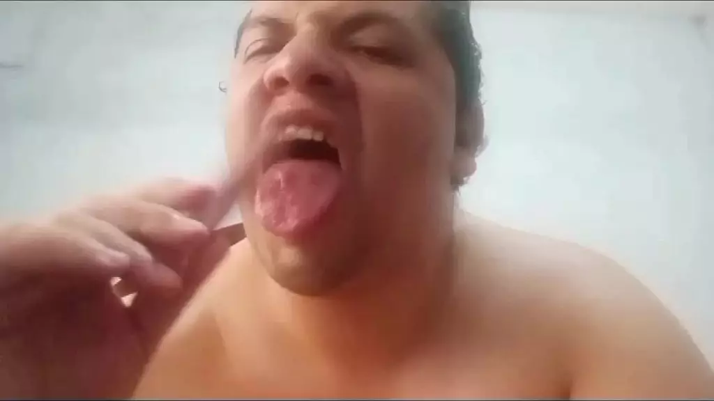 chupando salchicha (sucking sausage)