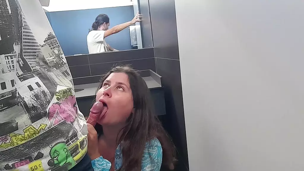 stepmom was fucked in the women s toilet of the shopping center