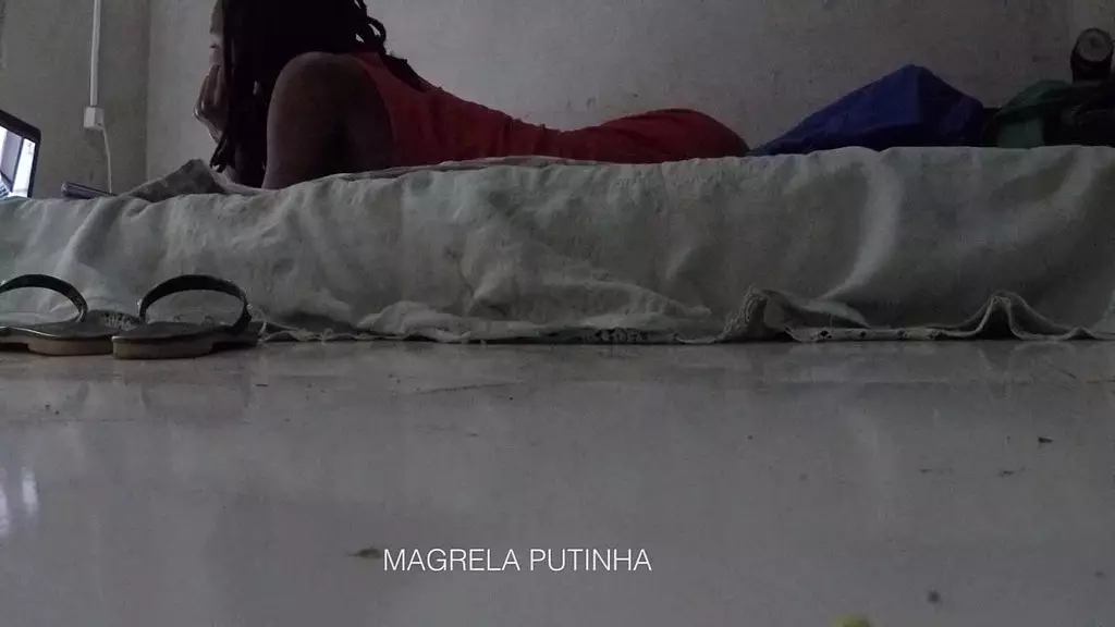 meu fodedor colocou camera escondida e me meteu a assistir porno sozinha no computador e me apanhou a se masturbar depois me fodeu (full video)