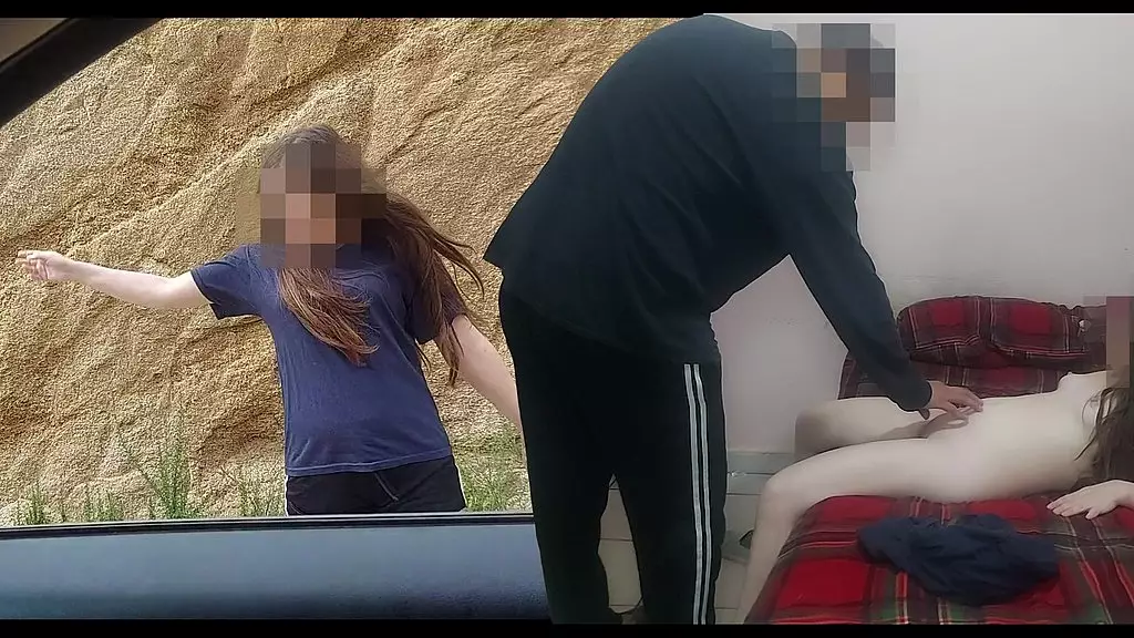 viejo encuentra a morrita putipobre de colonia marginal y le ofrece dinero por usarla como bolsa de semen, jovencita real, no fingido 18 yo - subtitulos en ingles - premium #1