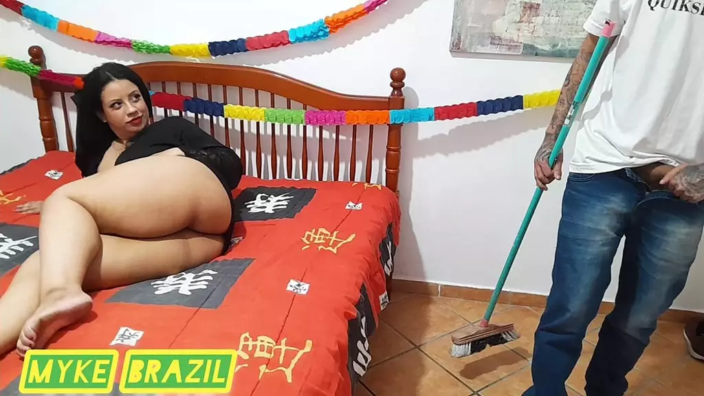 patroa zayra pink se assusta com o funcionario fazendo a faxina do quarto dela mas antes gostou e deu para ele bem gostoso