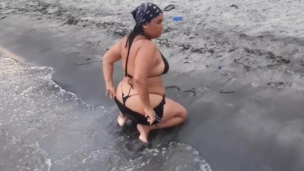 un dia comun conociendo las hermosas playas y exibiendo un poco mi cuerpo