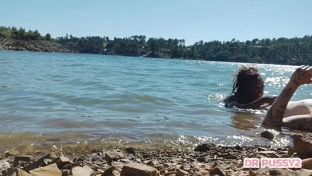 mamei o pau do tatuado dentro de agua na frente de todos os turistas que passeavam de barco ao final da tarde