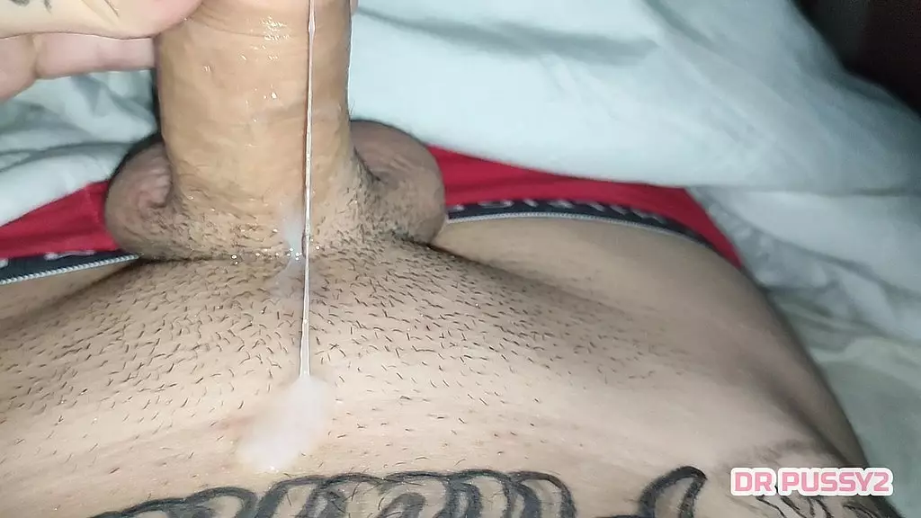 homem sexy tatuado filma ejaculacao