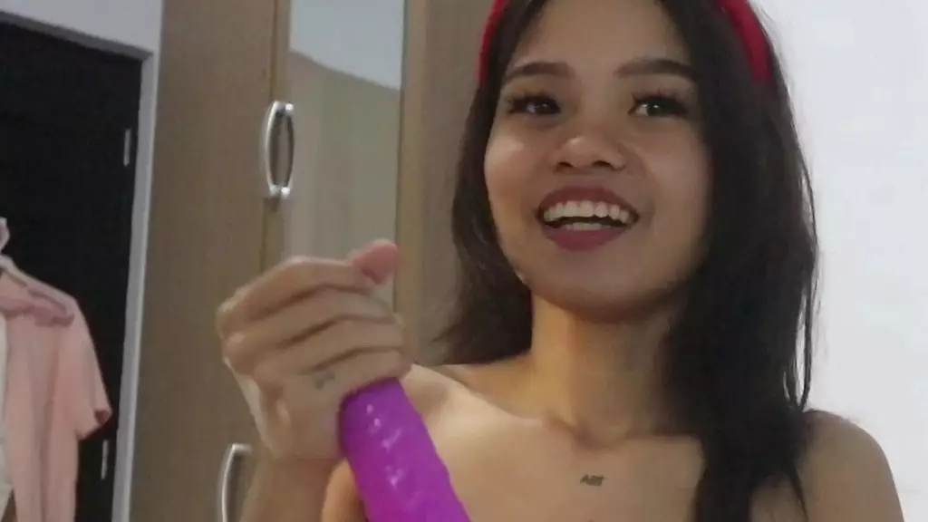 alien dildo helps me out when daddy are away but i m horney