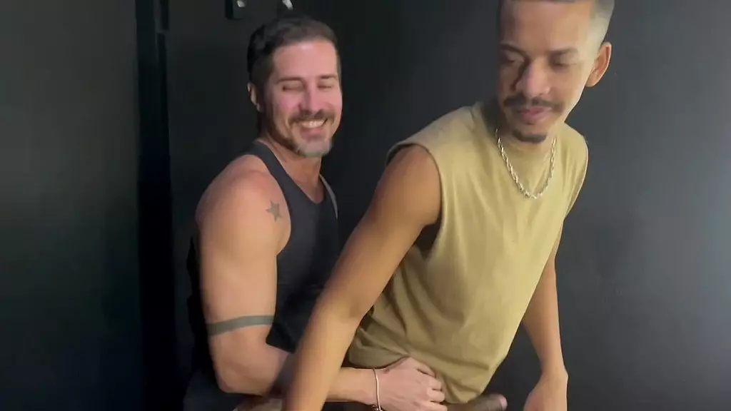 backstage de uma apresentacao de sexo interativo com zeus