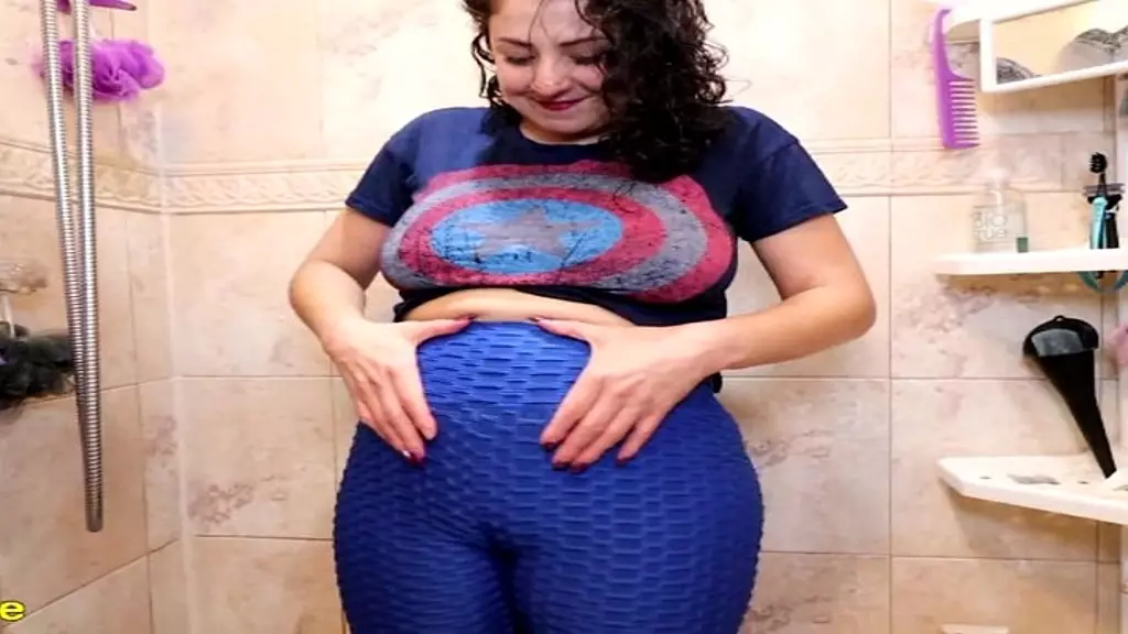 queen gia love wetting tight yoga pants sexy!