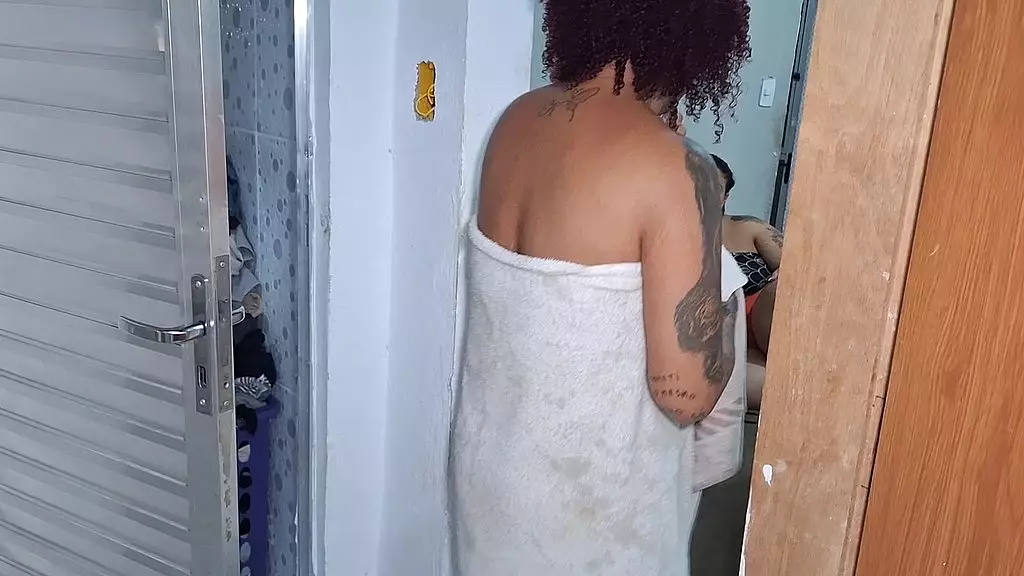 triste com os vacilos do meu marido fui pra casa da minha amiga bebemos e ela se aproveitou de mim