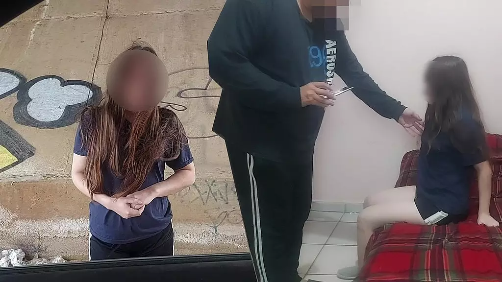 viejo y jovencita putipobre! la ve en la calle recolectando basura y le ofrece dinero para llenarla de semen #1