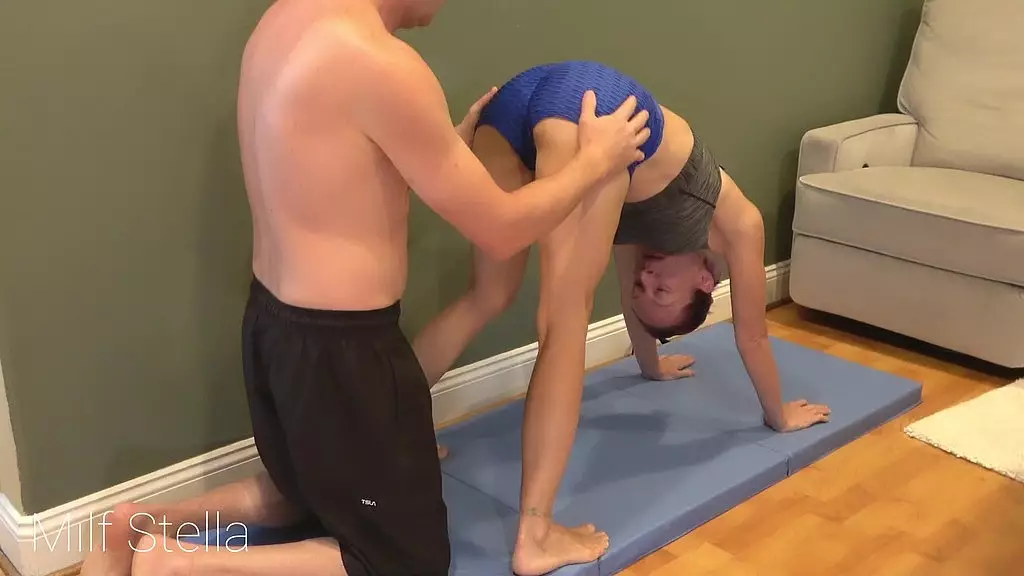 downward dicked e03 big boobs milf in yoga booty shorts does dick squats