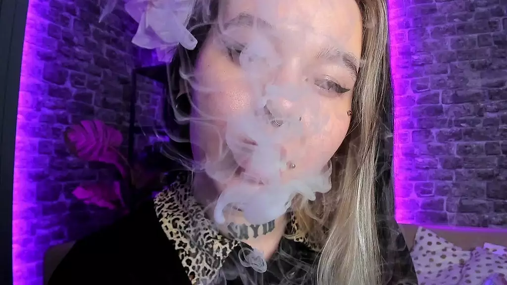 alternative girl vaping