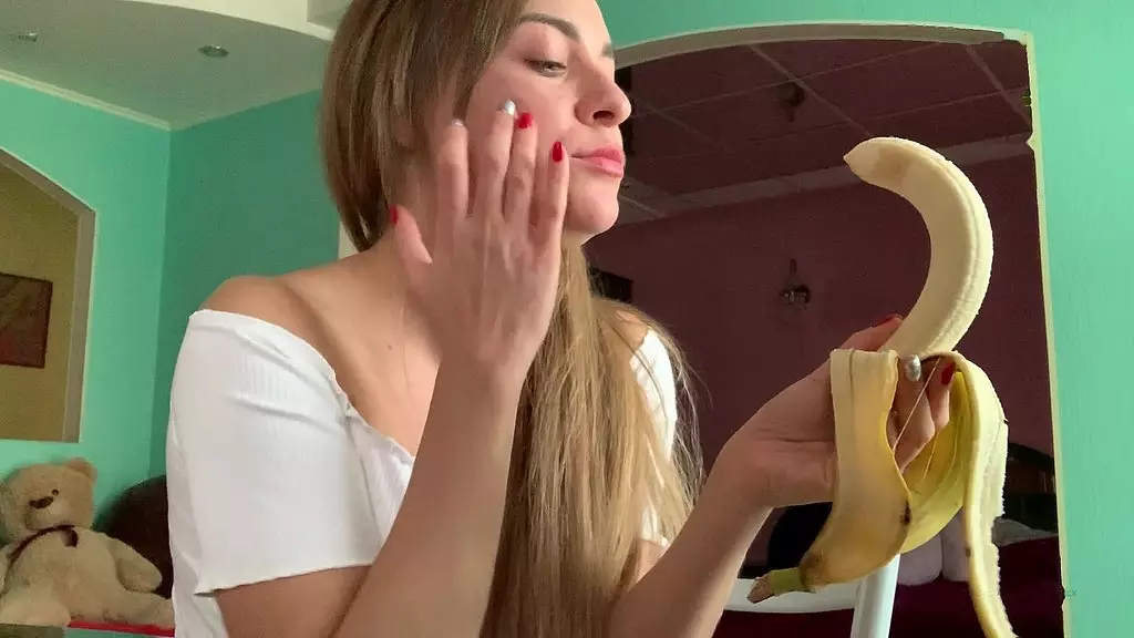 update #624 (december 1, 2019) watch how im trying to put full banana? in my throat❌❌❌but it is not easy because of its not s...