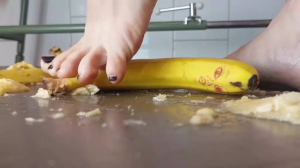 i crush bananas like your dick