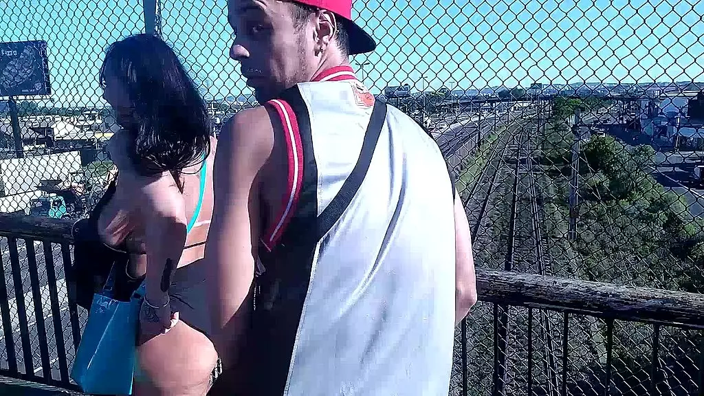 flagra sexo na passarela do trem.