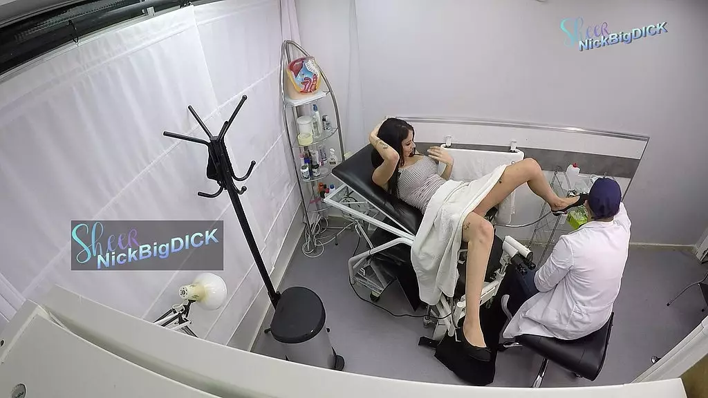 ginecologo cachondo graba a su paciente y se la folla en la consulta