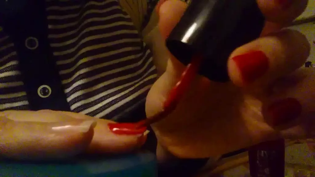 spia nicoletta mentre si fa una sexy manicure