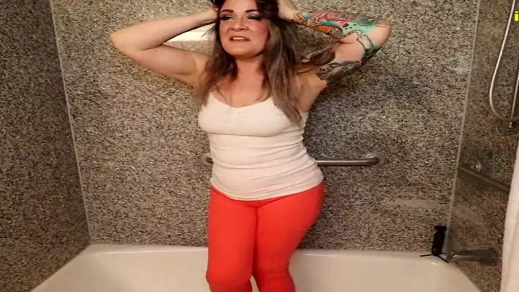 whitney morgan pissing orange pants in bathtub omorashi