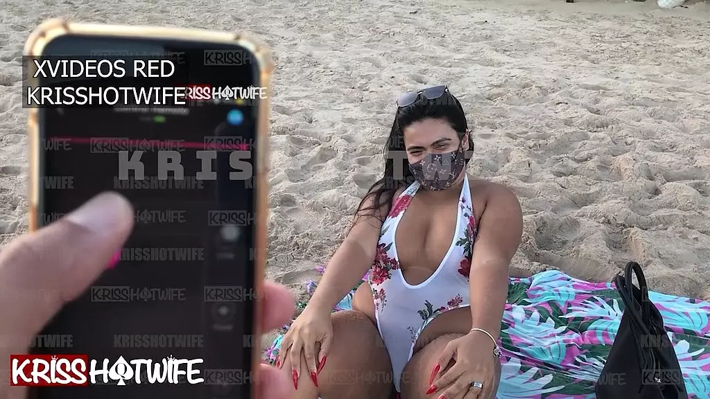 puta kriss hotwife usando vibrador lush em praia publica