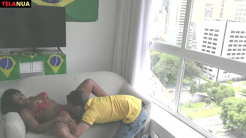 flagra durante o jogo do brasil na copa torcedor fodendo a morena gostosa