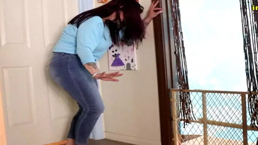 bella rossi wetting her tight jeans outside bathroom