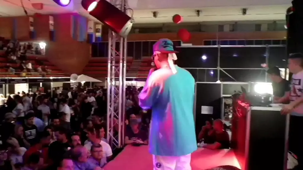 atencion!!! el cantante de hip hop jotade termina follando en publico con bianka blue en barcelona.