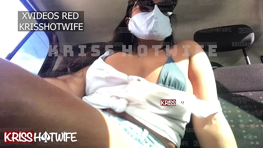 kriss hotwife mostrando resultado de como ficou o bronze por video chamada com corno, dentro do uber