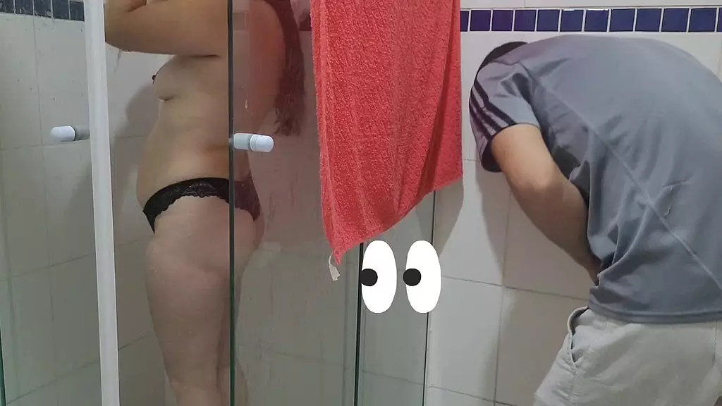 enteada me descobre se masturbando enquanto olhava ela no banho