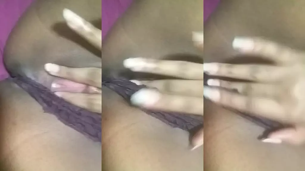 ebony hottie blackqueenb fingers her tight pussy