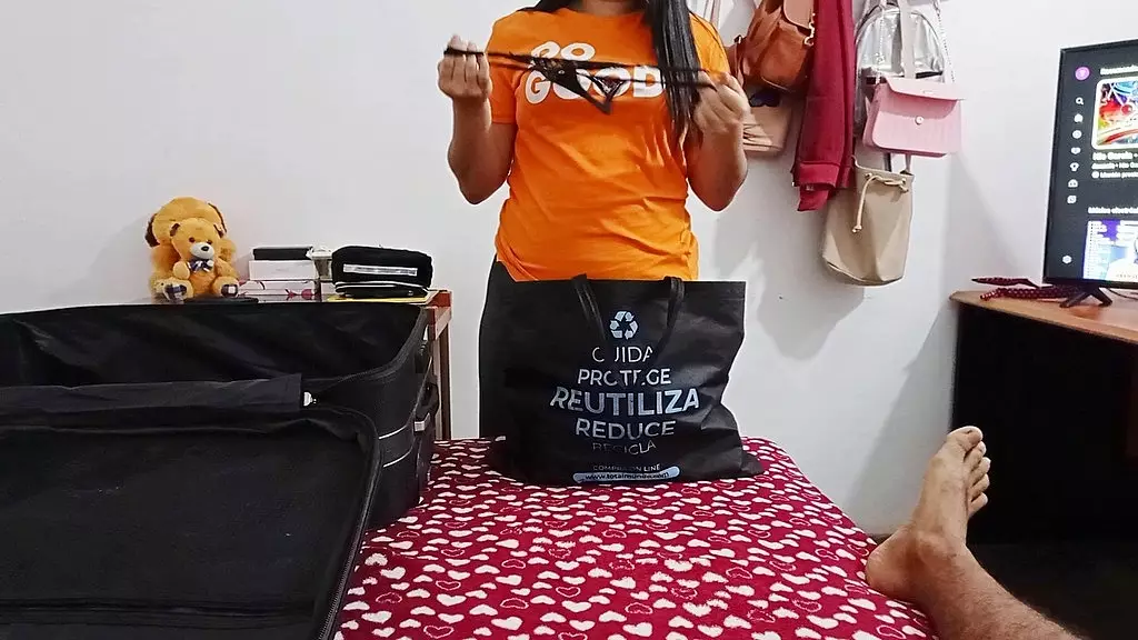 hermanastra hace maletas mientras me muestra su ropa interior y antes de viajar terminamos follando en mi habitacion