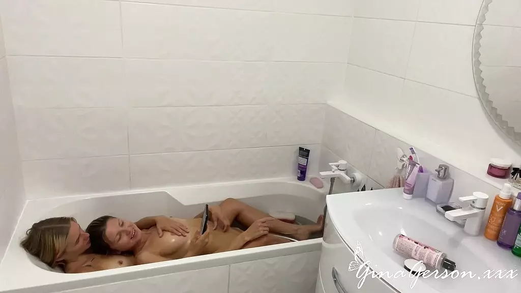 lesbian bathroom time with vixen