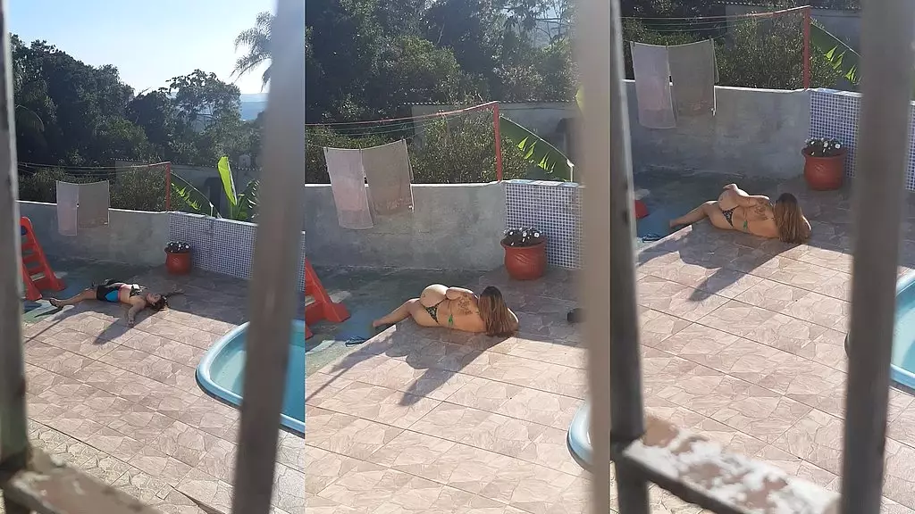 minha esposa se exibindo na piscina