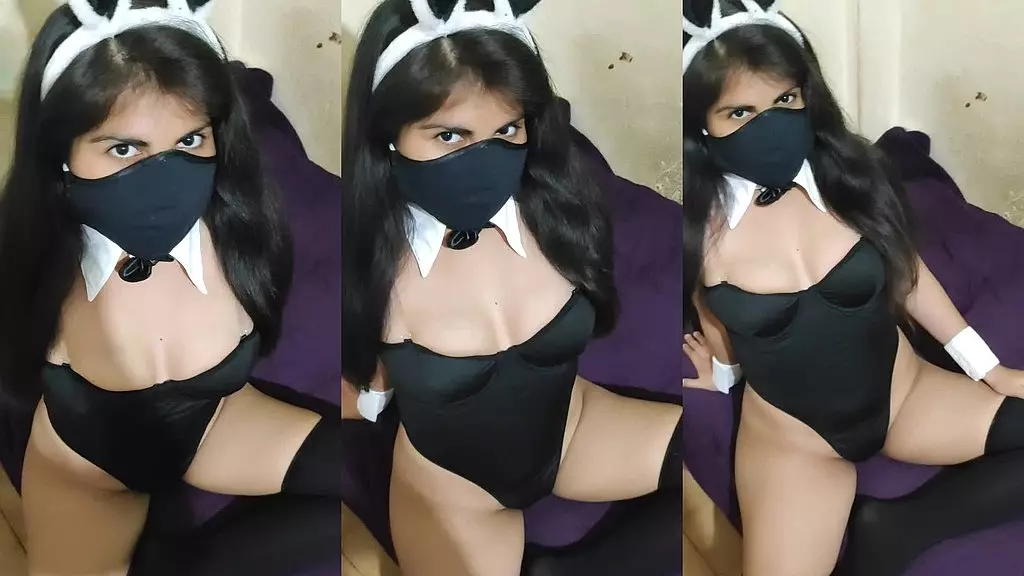 sexy latina se viste de conejita y les da una demostracion