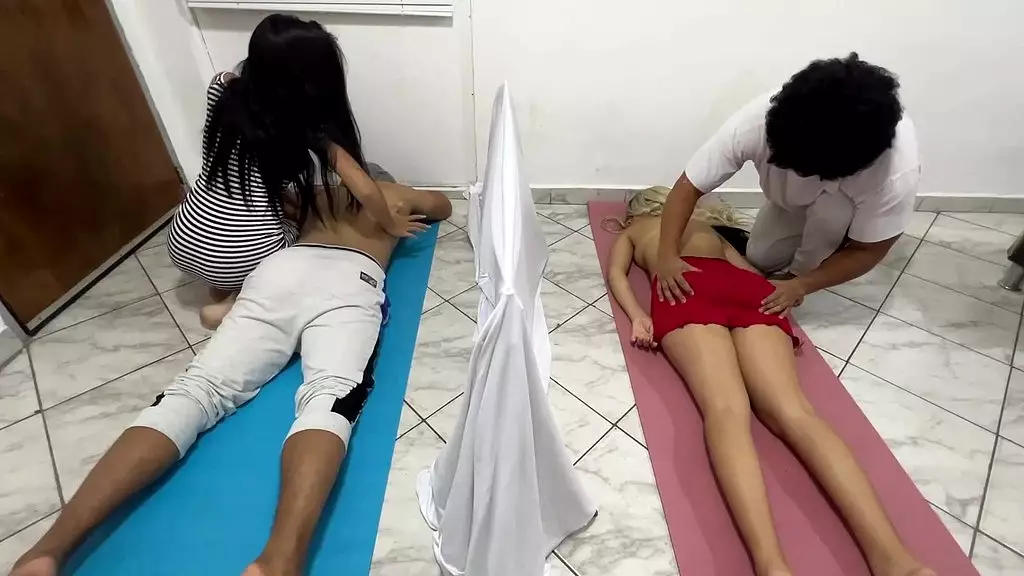el masajista se folla a la novia en masaje en pareja mientras su novio le hacen masaje al lado ntr