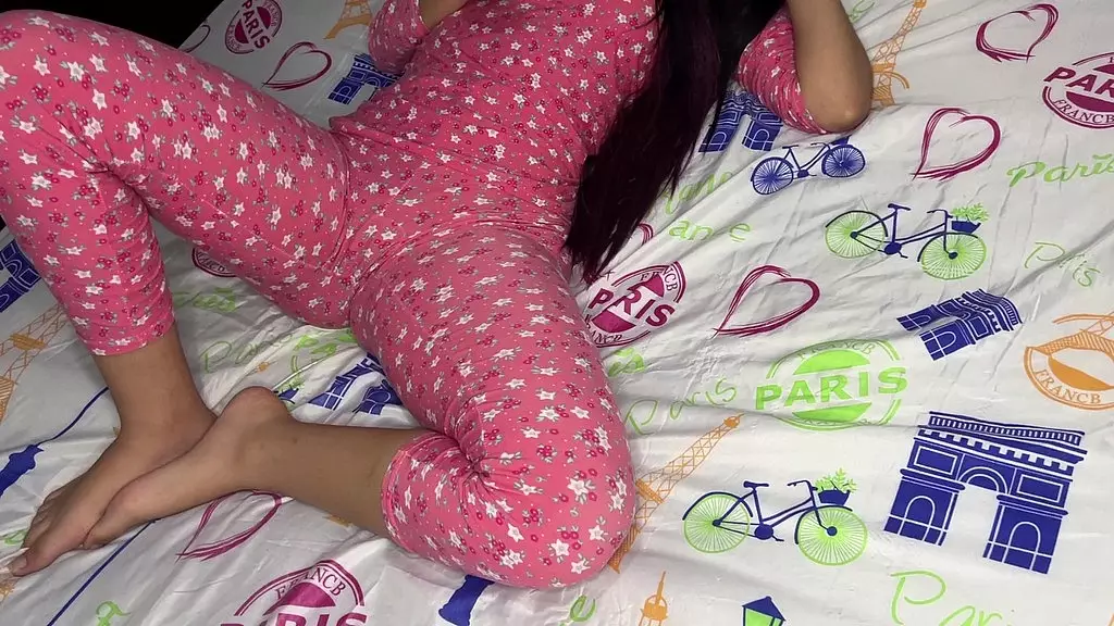 el cono de mi hijastra en pijama que deliciosa