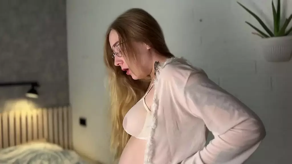 my pregnancy makes me horny, i m alone and i take the opportunity to touch myself and masturbate wit