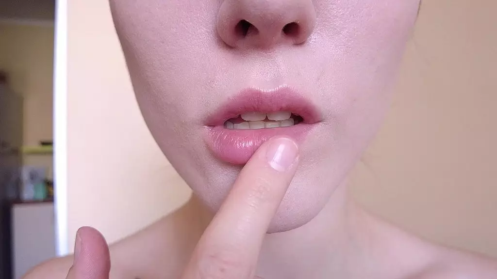 lips and saliva teasing