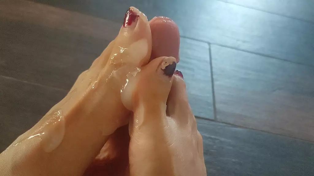 my feet will make you come (italian mistress)